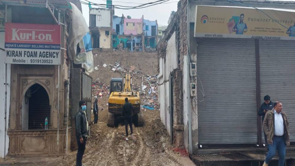 Filling of soil is being done in basement dug in Dharamshala in Teela Maithan at Agra