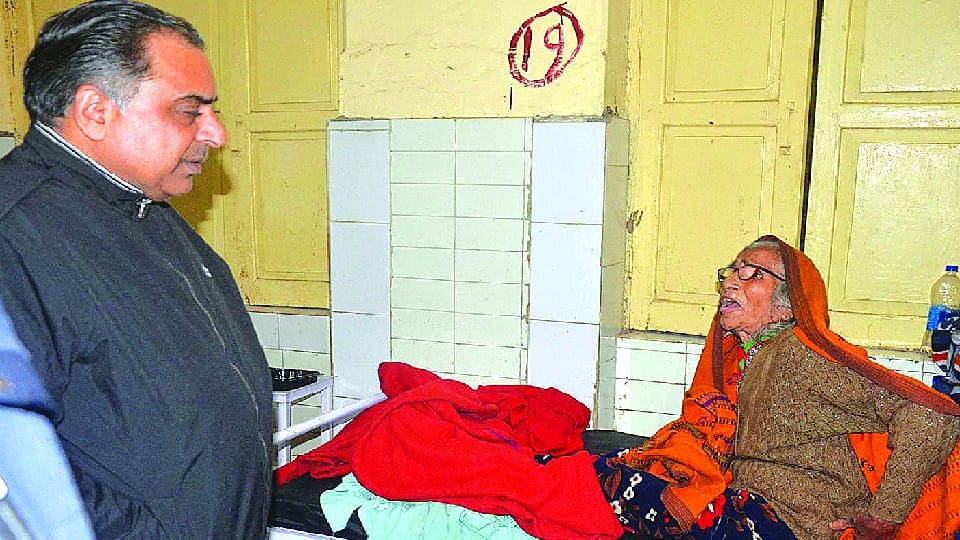 hospital staff locked old lady in ward of district hospital budaun