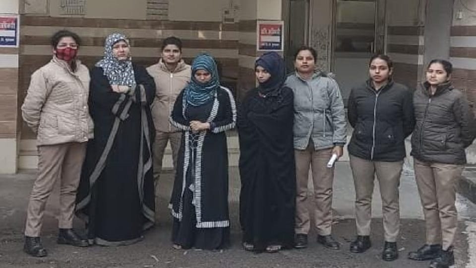 Stolen suit and hid in burqa three women including mother and daughter arrested in moradabad
