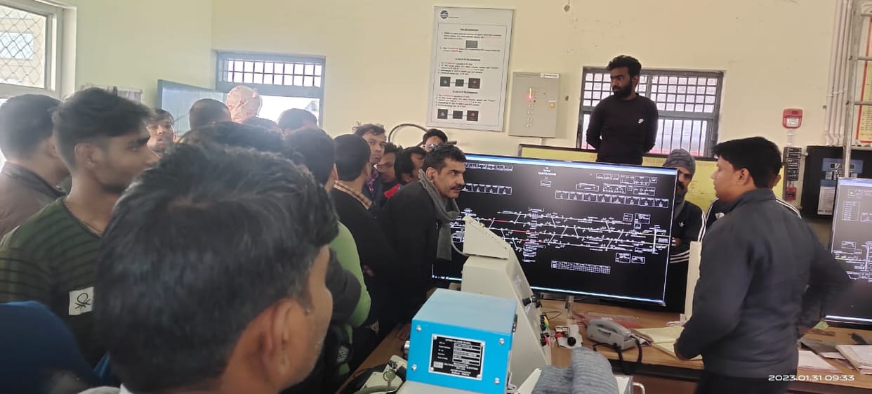Chhapra Express stopped for five hours: When the exam was missed, the candidates created ruckus