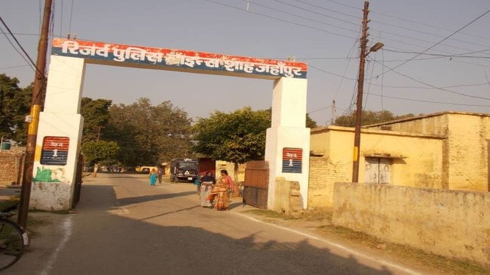 three mobile phones of policemen stolen in police line shahjahanpur