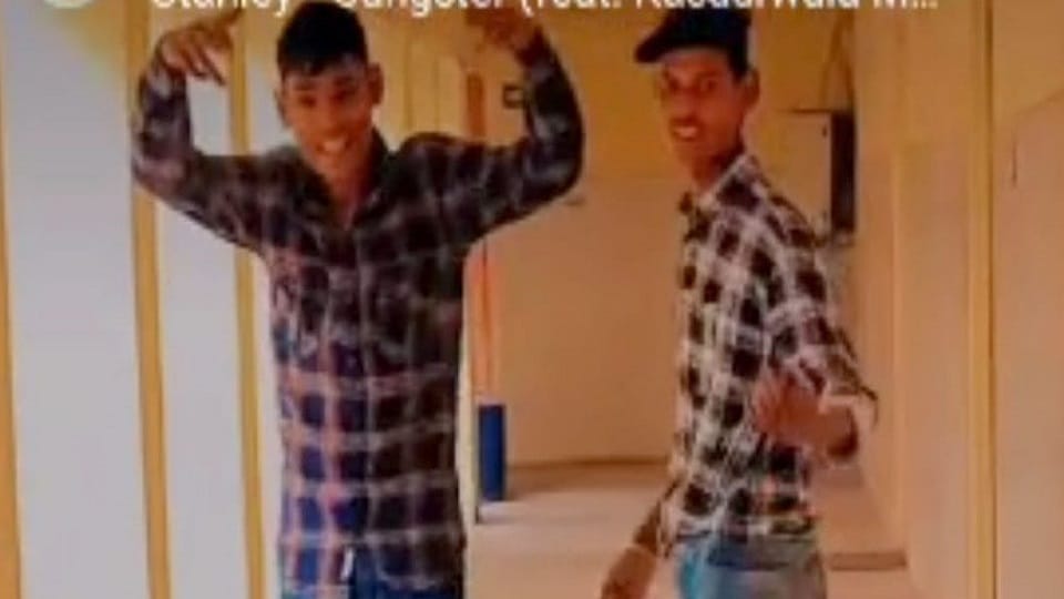 two boys entered police station and made a reel In Faridabad