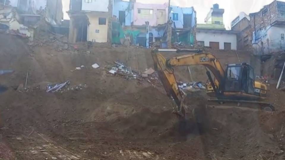Filling of soil is being done in basement dug in Dharamshala in Teela Maithan at Agra