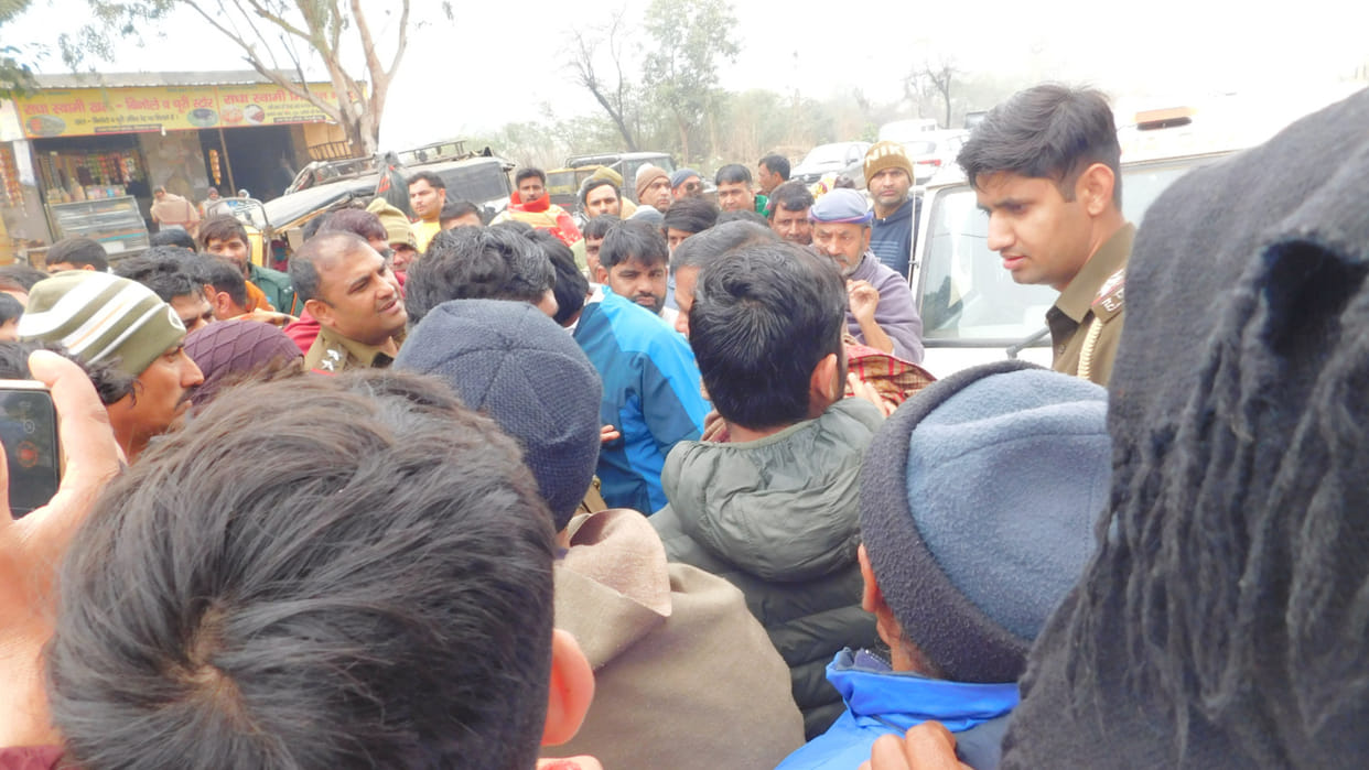 Charkhi Dadri: RTA team challenged the dumper standing outside the house, transporters blocked the road