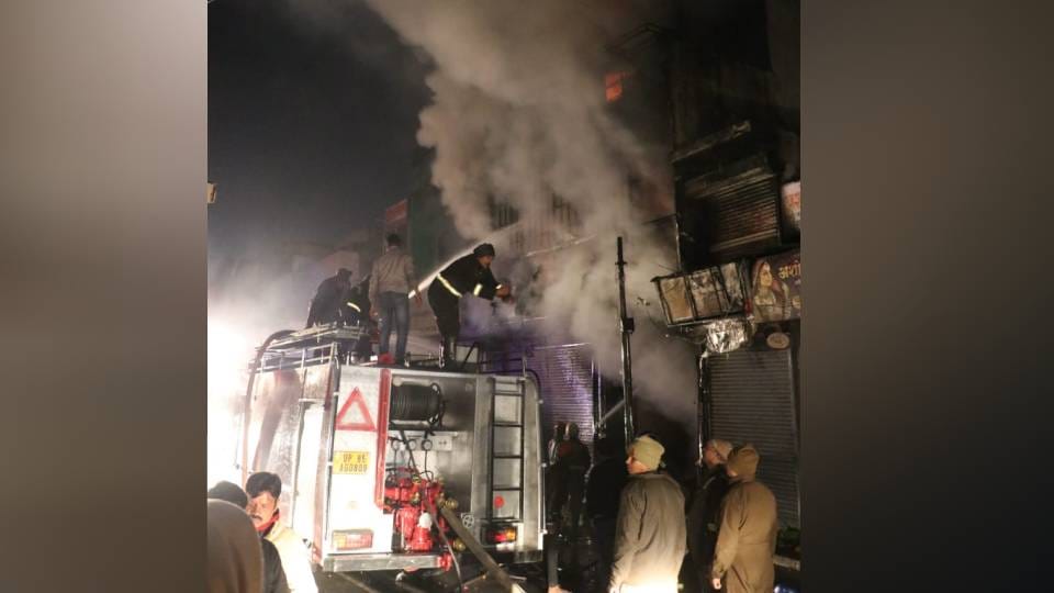 massive fire broke out in garment shop in Dhauli Pyau at Mathura  firefighters are trying to douse fire