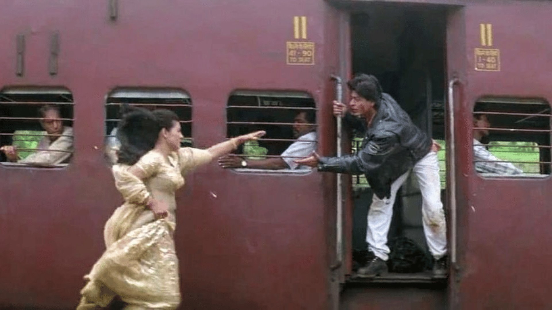dilwale dulhania le jayenge this is how shahrukh khan lifted kajol on his shoulder and shot the poster scene