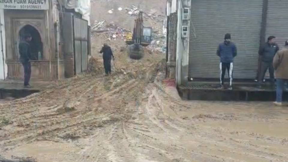 Filling of soil is being done in basement dug in Dharamshala in Teela Maithan at Agra