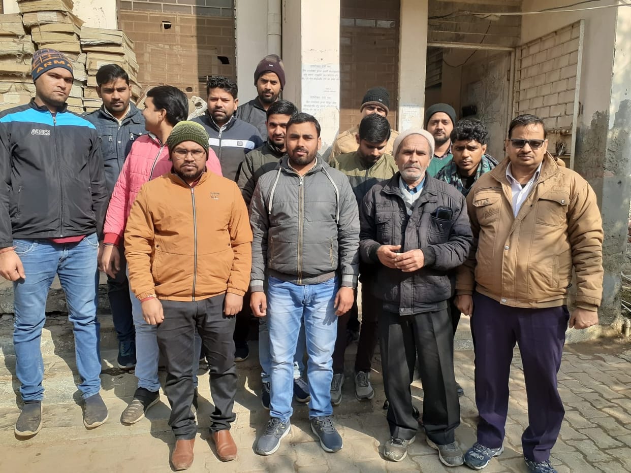 Baghpat: Employees of Energy Corporation protest, boycott work and warn to start strike