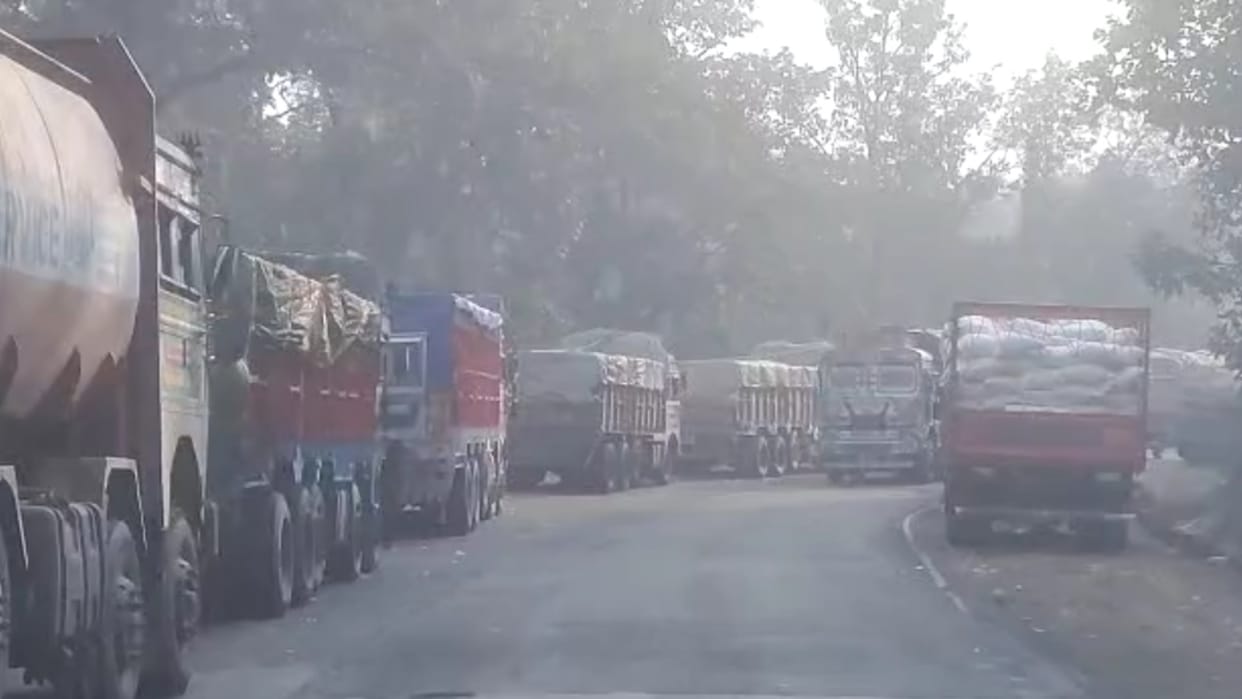 Chhatisgarh long traffic jam on rmkk road small vehicle moving but heavy vehicle movement stopped