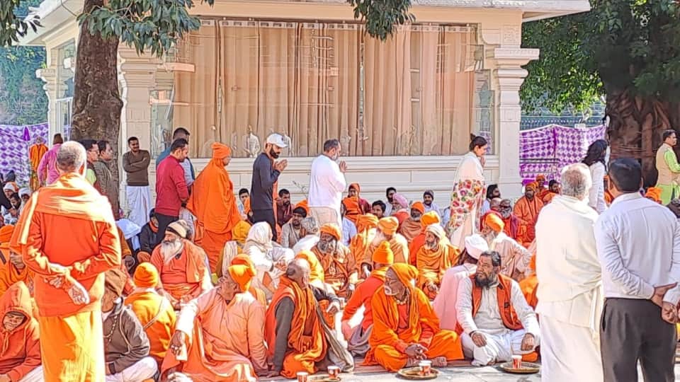 Cricketer Virat kohli And Anushka sharma Stay in Rishikesh Secretly fans crazy after see them