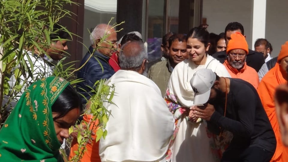 Cricketer Virat kohli Anushka sharma Return from Rishikesh with precious Gift