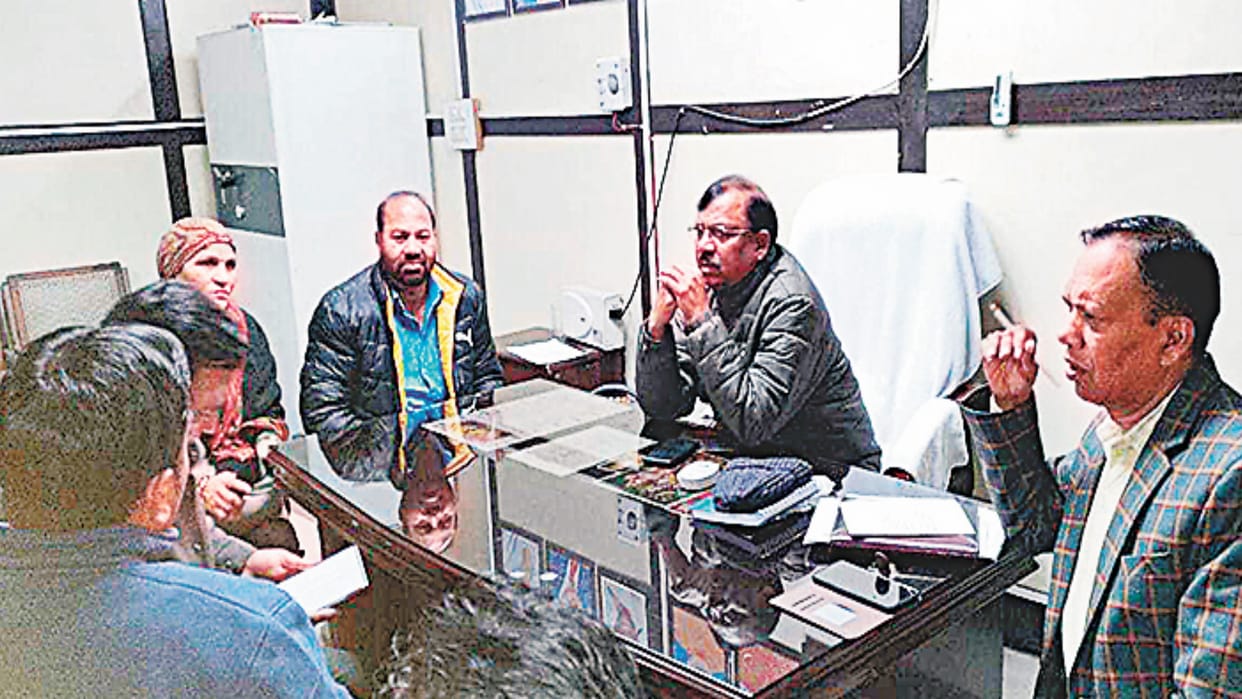 Meerut: The MLA said-listen engineer, if we tell the CM now, you will be suspended