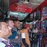 बजट देखते लोग (फाइल फोटो)