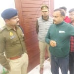मौके पर जांच करती पुलिस
