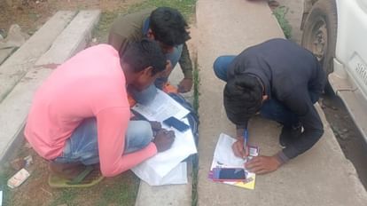 Bihar : मुंगेर में इंटर परीक्षा केंद्र से बाहर हल हो रहे प्रश्नपत्र, नालंदा-नवादा में पहले वायरल; पुष्टि नहीं परीक्षा केंद्र के बाहर हल किए जाते प्रश्नपत्रों की तस्वीर।