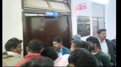 Bihar:दिन-दहाड़े गोली-बारी से दहला सीवान, जिला पार्षद सदस्य को अपराधियों ने  गोली से किया छलनी - Siwan Shaken By Firing In Broad Daylight, Criminals  Shot The District Councilor - Amar ...