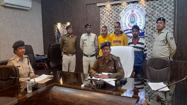 शराब पिलाकर युवक को जिंदा जला दिया: लात-घूंसों से पीटा, बेहोश हुआ तो पैरावट में डालकर लगा दी आग; तीन गिरफ्तार पुलिस ने हिरासत में लेकर पूछताछ की तो खुला मामला।
