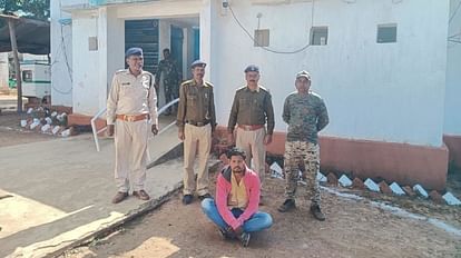 पुलिस गिरफ्त में आरोपी।