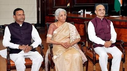 केंद्रीय वित्त राज्यमंत्री भागवत कराद और पंकज चौधरी के साथ वित्त मंत्री निर्मला सीतारमण।