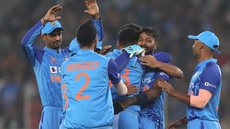 IND vs NZ Live: तीसरे टी20 में हार के करीब न्यूजीलैंड, भारत ने झटके आठ विकेट, हार्दिक को मिली तीसरी सफलता