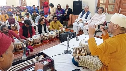 किशन महाराज के शिष्य पंडित सुखविंदर सिंह नामधारी ने तबले की बारीकीयां सिखाई