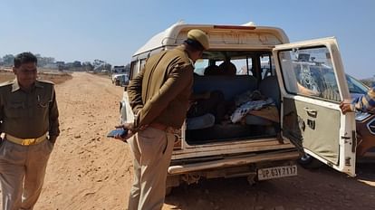 Umesh Pal Murder: उमेश पाल की हत्या करने वाले शूटरों की मिर्जापुर और भदोही में तलाश, पुलिस ने चलाया अभियान वाहन जांच करती पुलिस