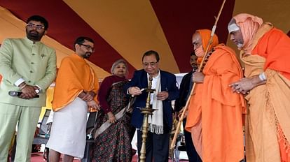 पूर्व सीजेआई गोगोई बोले : श्री राम और संविधान का जप करने से समृद्ध होगा देश Prayagraj News : संत संवाद कार्यक्रम का उद्घाटन करते पूर्व सीजेआई रंजन गोगोई।