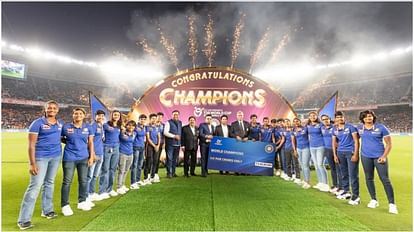 भारतीय अंडर-19 महिला टीम को सम्मानित करता बीसीसीआई