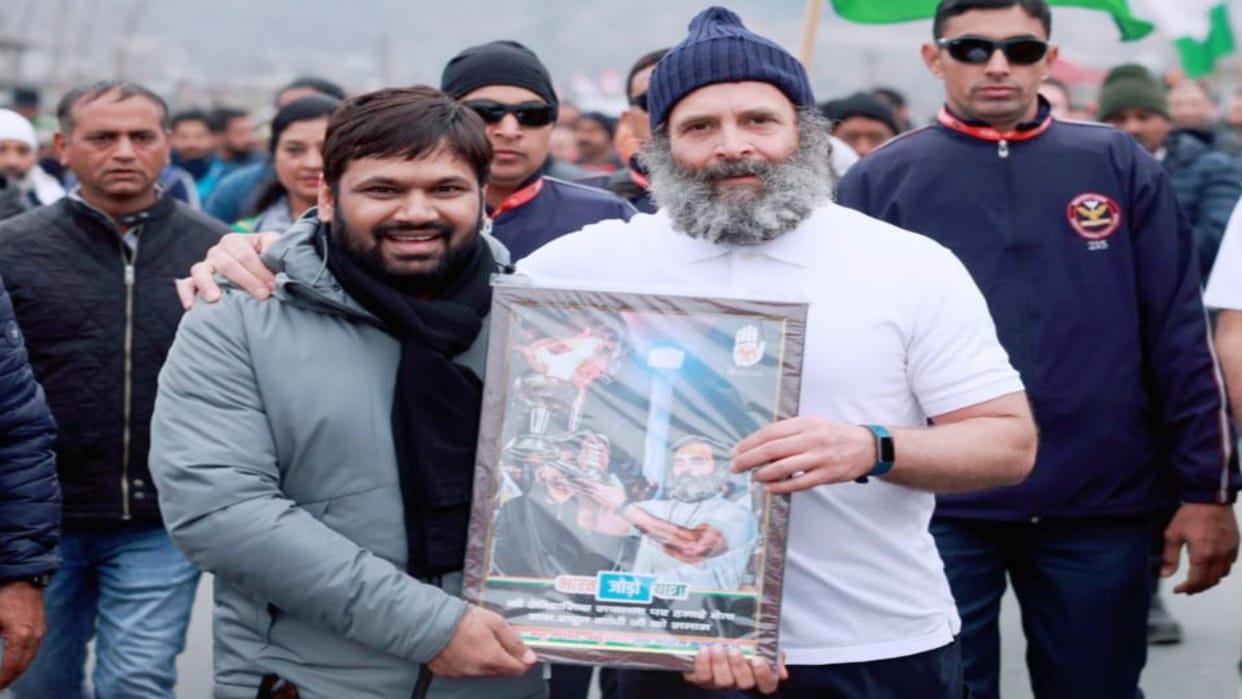 Bharat Jodo Yatra News Anshu Mishra from Katni reached Kashmir and presented painting to Rahul Gandhi