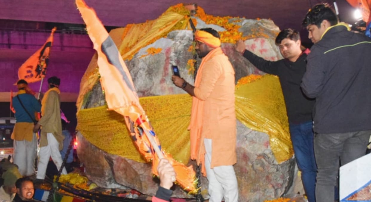 Ayodhya News: Shila of Nepal's Gandaki river reaches Ayodhya, Champatrai and hundreds of people welcomed