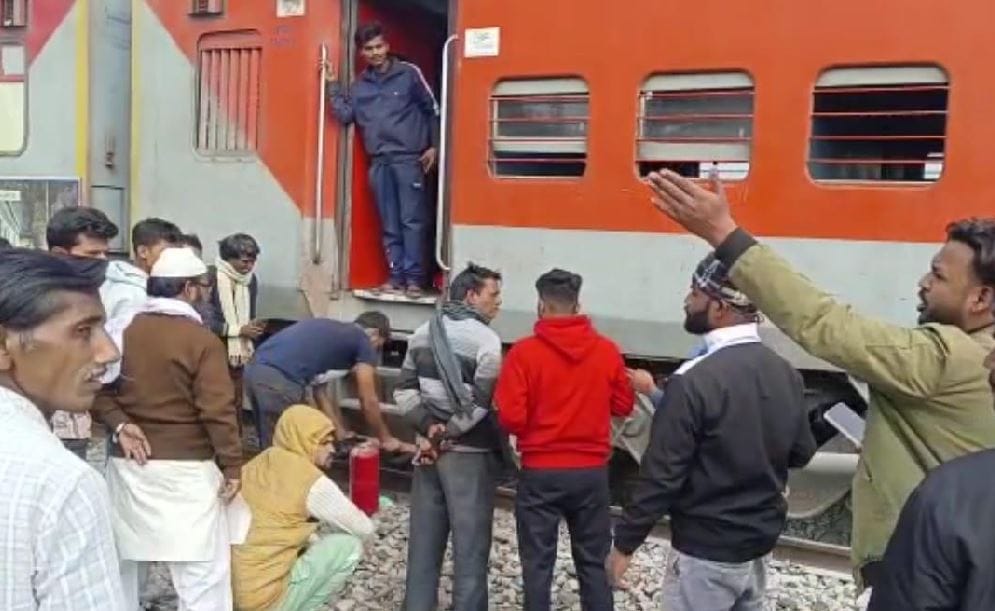 Indian Railway Godan Express saved from burning train in Bhadohi Gateman saved big accident