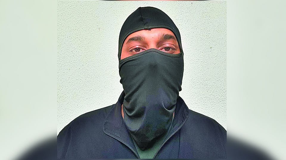 Delhi Police arrested the miscreant who stole cash by cutting ATM with gas cutter