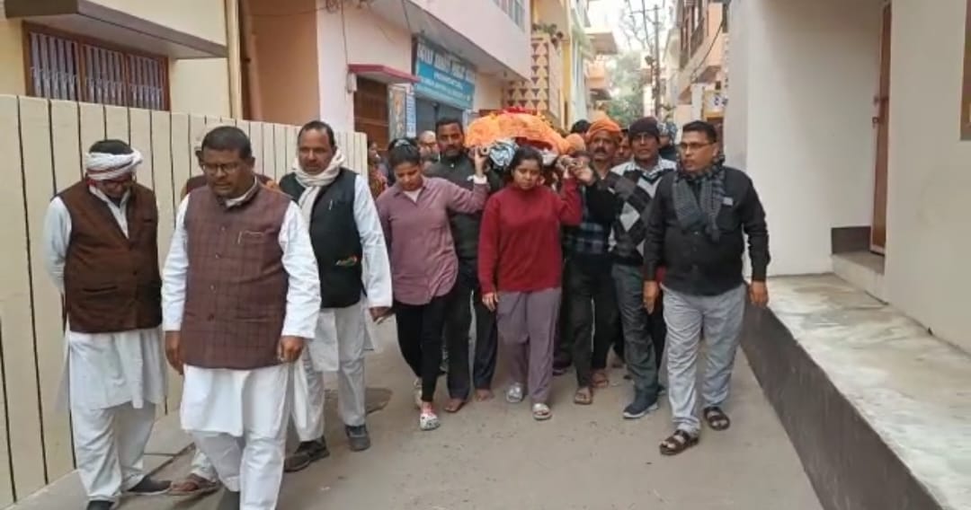 Bihar: Three married daughters took the bier of professor couple in Arrah, people are telling it inspiring