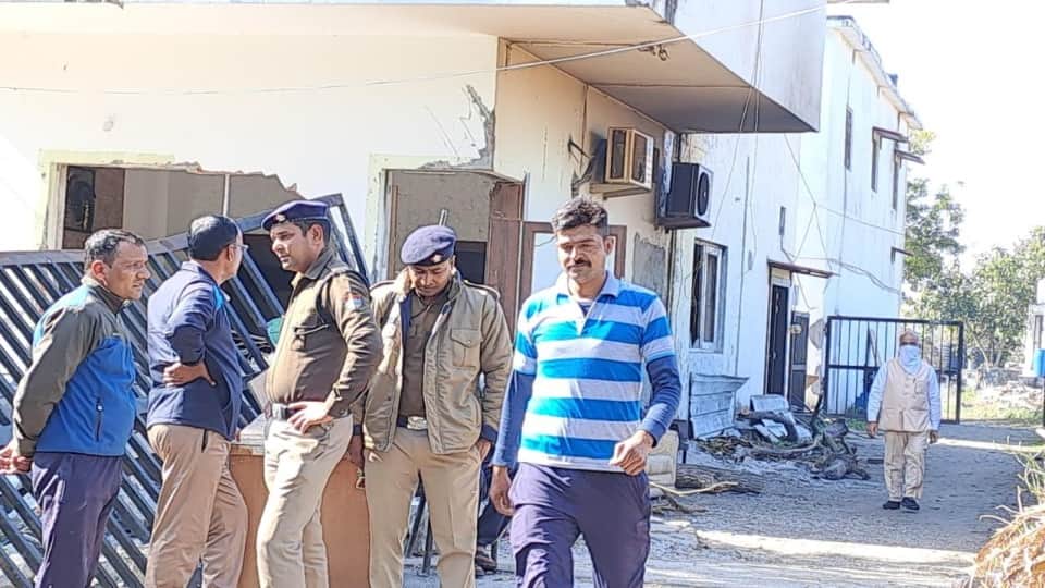 Ankita Murder Case Main Accused Pulkit father Vinod Arya reached Vanantra factory Secretly