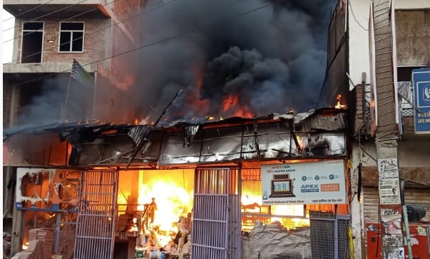 Fierce fire in paint shop in Kanpur Dehat, loss of 1.25 crore, five fire engines brought under control