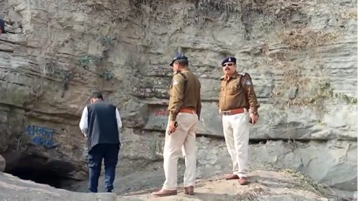 Station in-charge arrived to inspect illegal coal mines advised people to stay away from closed mine in umaria