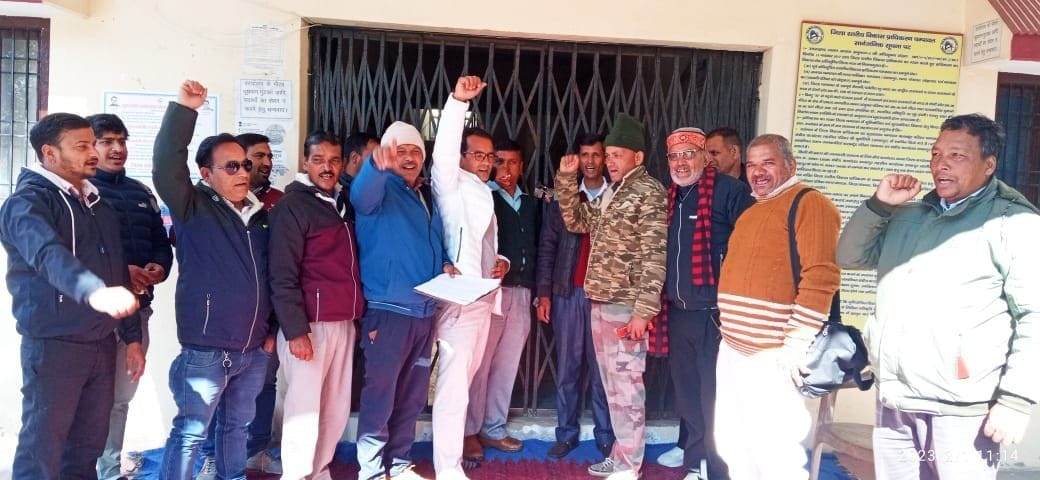 Gram Pradhan Sangathan lockout in block offices