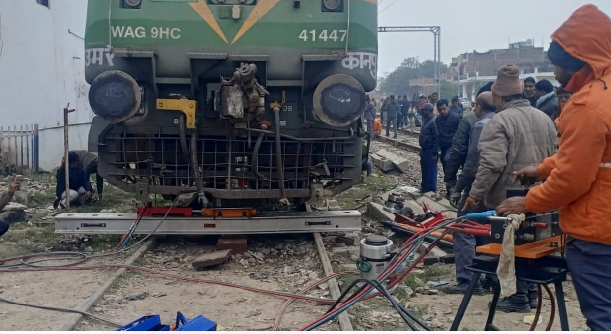 Raebareli News: Engine carrying a rack of 19 coaches and brake van derailed