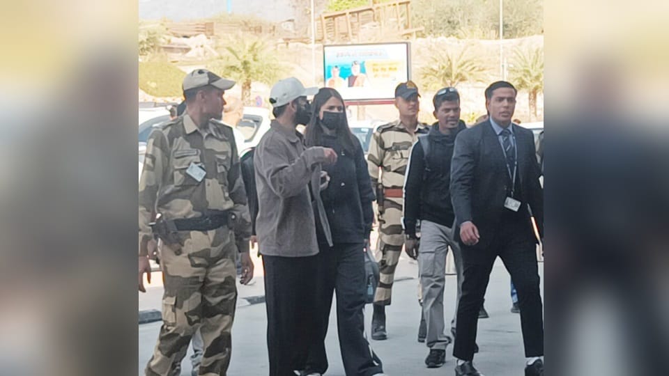 Cricketer Virat kohli Anushka sharma Return from Rishikesh with precious Gift