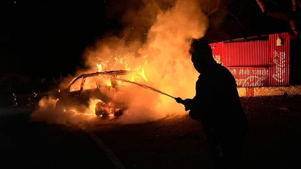 Massive fire broke out in car on Mussoorie Dehradun road Uttarakhand News In Hindi