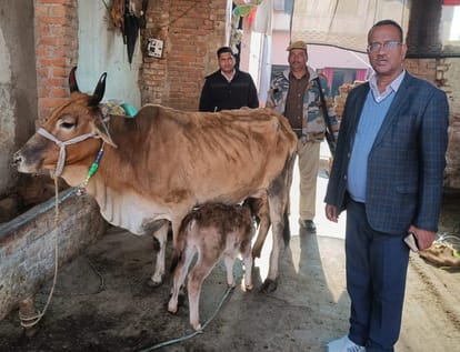 बछड़े के नामकरण में पहुंचे अधिकारी