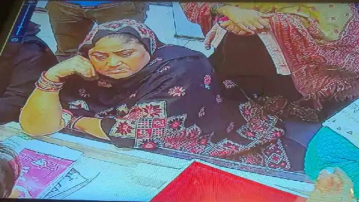 Meerut: Woman steals gold coil from shop of  bullion trader and incident captured in CCTV camera