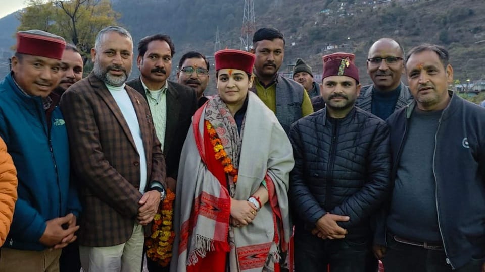 Uttarakhand News Aparna Yadav reached Uttarkashi and visited Kashi Vishwanath temple