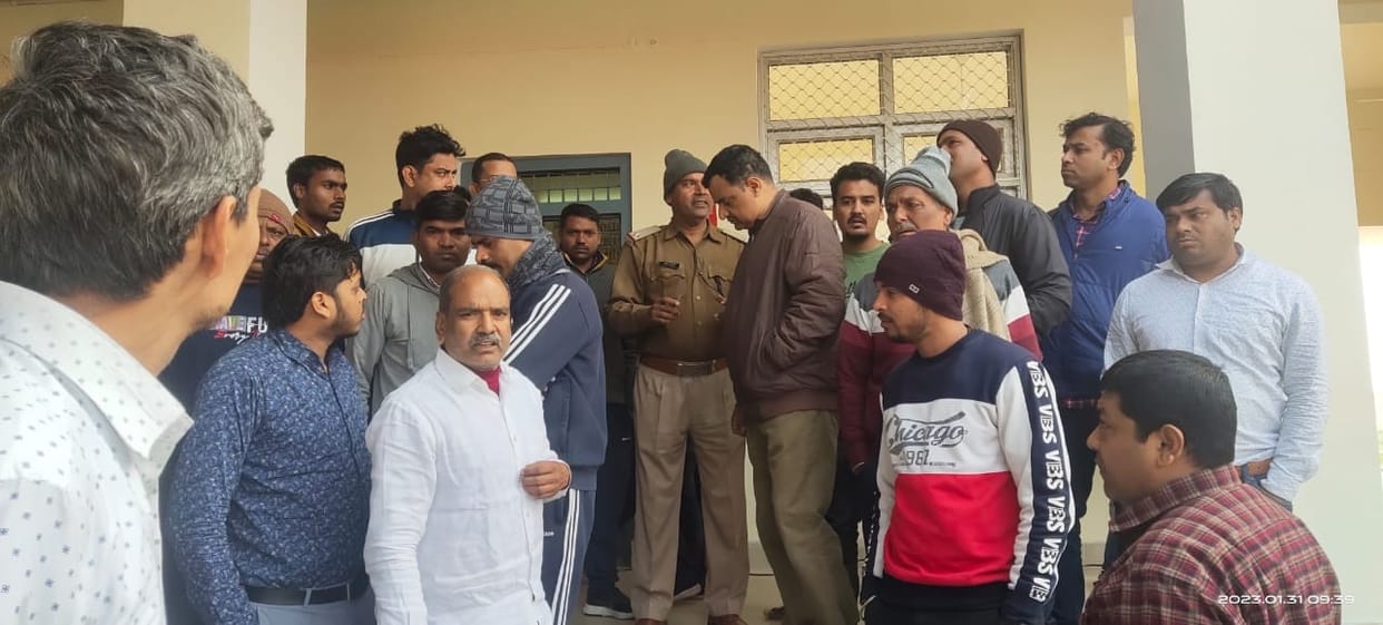 Chhapra Express stopped for five hours due to track repair, passengers created ruckus