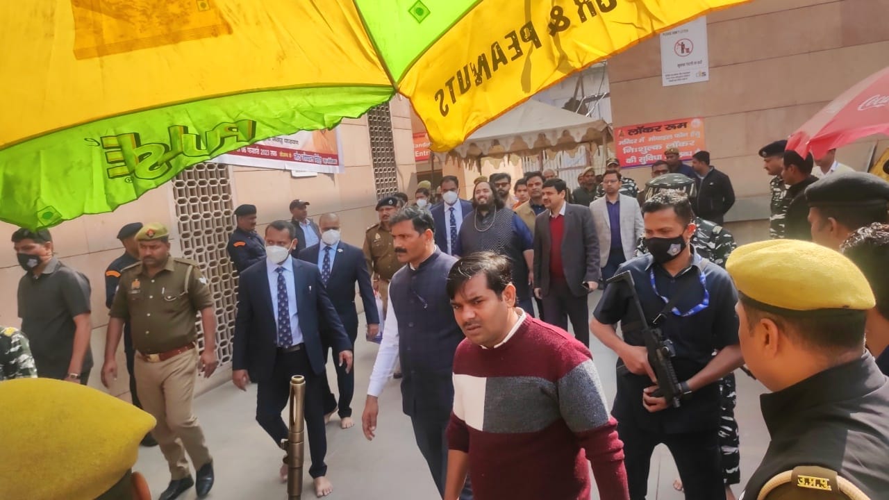 Reliance Industries anant Ambani offered prayers at Kashi Vishwanath Temple in Varanasi