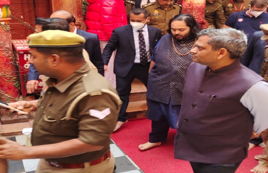 Reliance Industries anant Ambani offered prayers at Kashi Vishwanath Temple in Varanasi