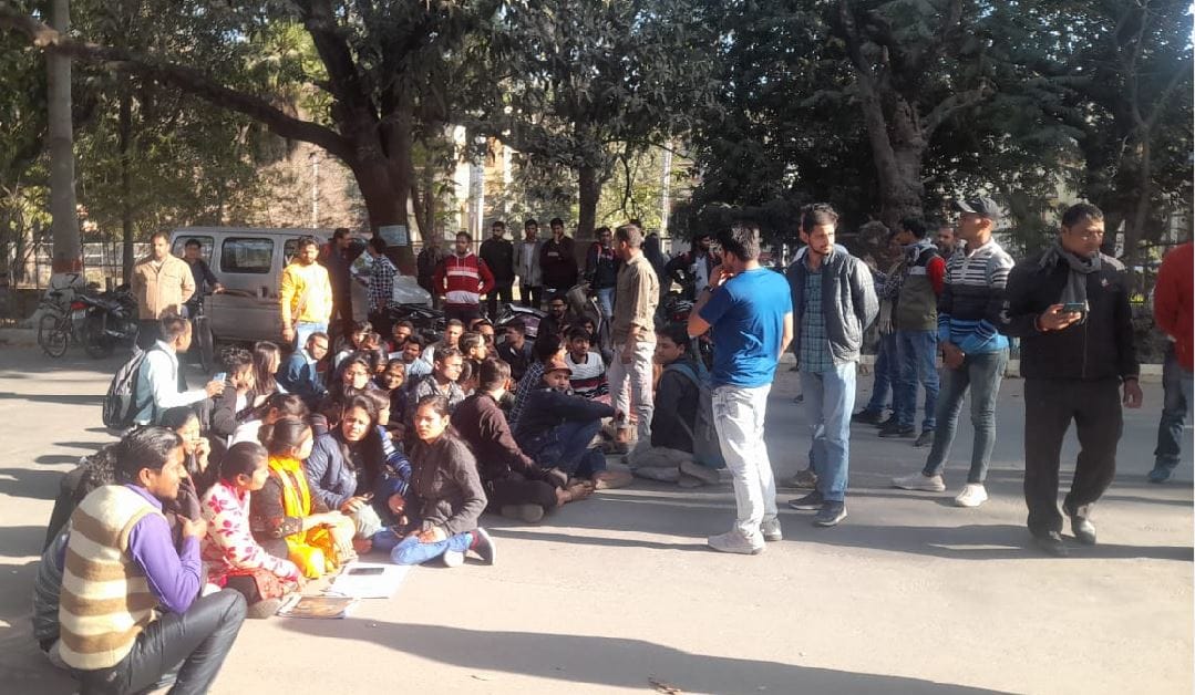 BHU Students divided over conduct of PhD classes one group locked and other group sat on dharna