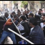 कचहरी में जुलूस लेकर पहुंचे विधायक आरके वर्मा के समर्थकों से वकीलों की हुई मारपीट।