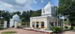 मगहर कबीर चौरा परिसर स्थित कबीर समाधि और मजार।संवाद