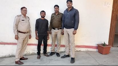 पुलिस गिरफ्त में आरोपी पति।